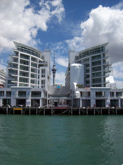 Das Hilton-Hotel, das wie ein Schiff gebaut wurde und passenderweise am Hafen liegt