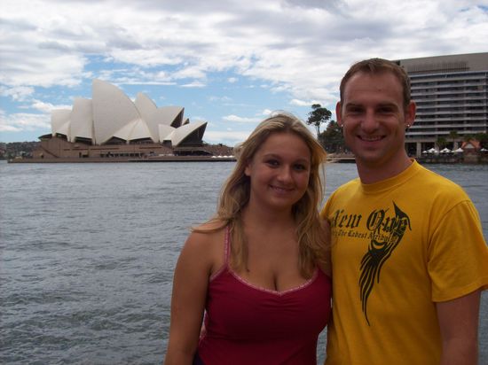 Das Opera House ist zusammen mit der Harbour Bridge DAS Wahrzeichen Sydneys.
Es wurde vom dänischen Architekten Jorn Utzon entworfen. Das Dach ist 67m hoch und wiegt 27230 Tonnen und besteht aus Millionen von Fliesen - Tritschlers könnten auch mal so was bauen 