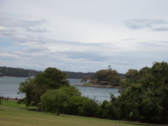 Macquaries Point = ein herrlicher öffentlicher Platz von dem aus die Postkartenbilder des Opernhauses und der Harbour Bridge geschossen werden