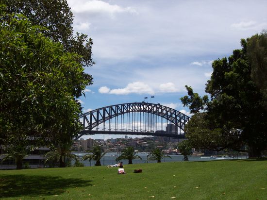Die Harbour Bridge verbindet den CBD (Central Business District) mit North Sydneys Geschäftsbezirk