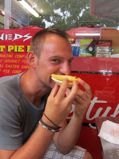 In Nelson Bay, der heimlichen "Hauptstadt" von Port Stephens gibts einen mehrfach landesweit ausgezeichneten Pie-Bäcker namens "Red Ned´s Gourmet Pies", wo täglich über 50 verschiedene Sorten frisch gebackener Pies über die Ladentheke gehen. Jeweils einer auch für uns 
Pies sind Blätterteigteile mit verschiedensten (überwiegend fleischhaltigen) Füllungen