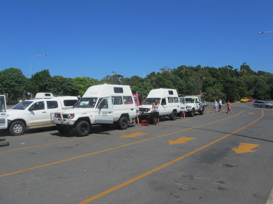 Aufgrund des schwierig zu befahrenden Untergrunds und da es keine befestigten Straßen gibt, kann man die Touren nur als Jeep-Safari oder mit entsprechend umgestalteten Bussen wagen.