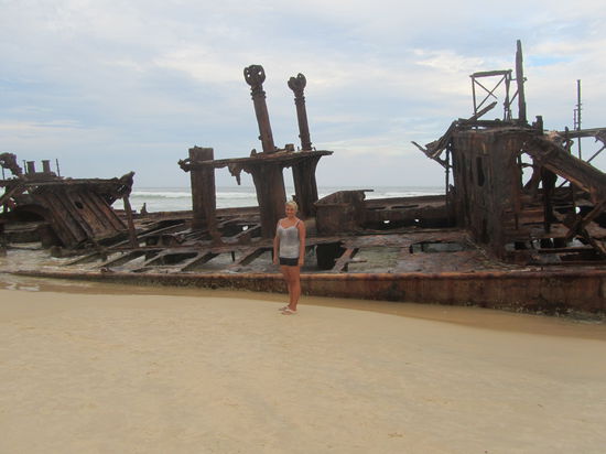 Das Wrack der Maheno. Das Passagierschiff sollte 1935 nach Japan zum Schrottplatz gebracht werden, als ein Wirbelsturm aufkam und sie an die Küste spülte, wo sie seither vor sich hin verrottet.