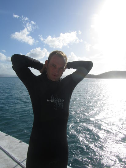 Selbst beim Schnorcheln muss man diese Ganzkörpergummis tragen, um sich vor den äußerst giftigen Seewespen (eine Quallenart) zu schützen.