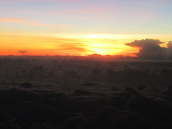 Blick aus dem Fenster während des Flugs von Cairns nach Ayers Rock.