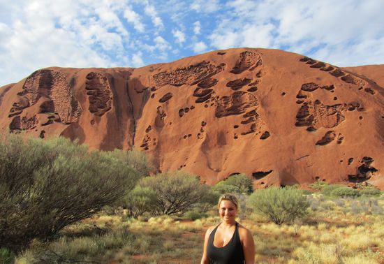 Wir sind einmal die 10,4km um den Uluru gelaufen, um ihn uns aus der Nähe zu betrachten.