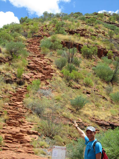 Zuerst mussten wir den steilen Aufstieg über eine 100m hohe Felskante bewältigen.
Bei den Einheimischen wird dieser erste Anstieg scherzhaft als "Heartattack Hill" bezeichnet.