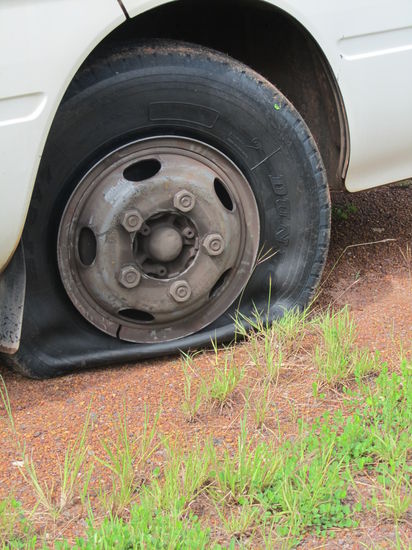 Auch einen Platten hatte unser Bus. Das war aber schnell wieder behoben.
So was bedeutet ja nichts mehr Besonderes für uns 