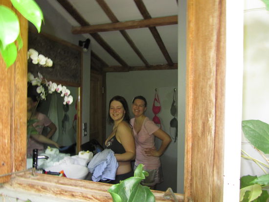 Gleich mal im Bad eingeschlossen 
Ida und Joachim haben bis heute keine Ahnung wie man das schafft...
Dewa, der Betreuer unserer Villa, musste die Tür aufbrechen, um die 2 frei zu lassen, während Joachim sich köstlich amüsiert hat 