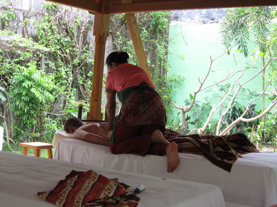 Waehrend Joachim sich nur durchkneten liess, durchliefen die Mädels das gesamte Programm von Jacuzzi und Massage über Peeling, Gesichtsbehandlung, Maniküre und Pediküre bis hin zum Rosenbad und was es sonst noch alles für Geld zu kaufen gibt.
Kurz gesagt: "Pimp my girls"