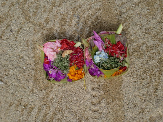 Diese kleinen Opferschalen sieht man immer wieder vor Geschäften, Tempeln, Spas, Hotels, vor Familienwohnungen oder auch in Taxis.
Gefüllt werden sie immer mit ein wenig Essen und Blumen.