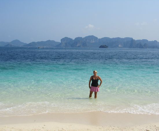 Poda Island mit weißem Sand und klarstem Wasser
