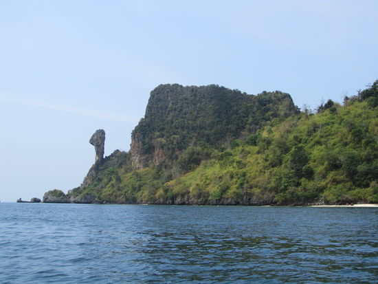 Die Chicken Island (Ko Hua Khwan) ist nach dem hühnerkopfähnlichen Felsen benannt.
Ich meine ja wenn man den dahinterliegenden Berg dazu nimmt ist es eher ne Schildkröte.