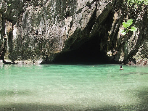 Die Emerald Cave auf Ko Mook erreicht man nur schwimmend durch einen etwa 80 Meter langen, dunklen Tunnel. Zu Piratenzeiten wurde dieses herrliche Fleckchen Erde als Versteck für die Beute genutzt.