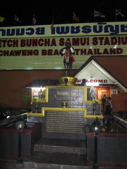 Vor dem Phetch Buncha Samui Stadium in Chaweng, wo Uwe seinen Fight hatte.