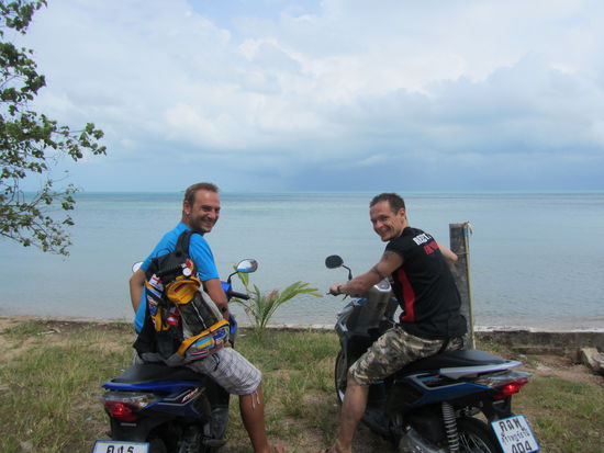 Auf den Rollern machten wir die Insel unsicher.