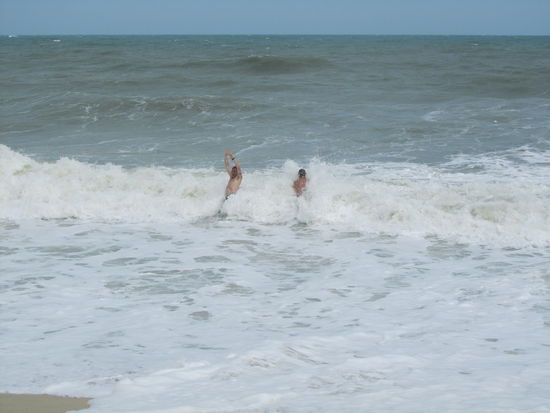 Stundenlang waren die Buben Wellenreiten...bis Uwe Krämpfe bekam 