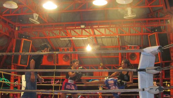 Eine Attraktion in Lamai ist jeden Samstag das Lady- Thaiboxing.
Um einen Boxring befinden sich mehrere Bars die gegeneinander antreten. Brutal witzig