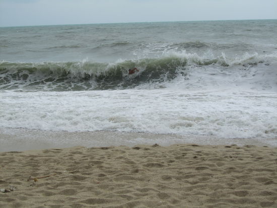 Normalerweise sieht man hier keine Wellen umso mehr haben  Uwe und Joachim die ungewöhnlichen ca. 3- 4 m hohen Wellen genossen...