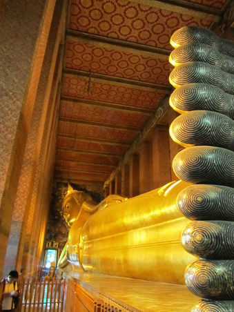 Der wohl bekannteste Tempel ist der des "liegenden Buddha", der Wat Pho.
Die vergoldete Statue ist 46 Meter lang und 15 Meter hoch.