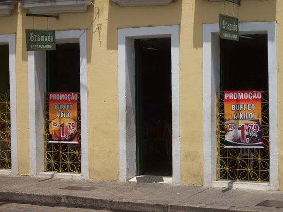 Oft zu sehen "Kilo-Restaurants", bei denen man sein Essen nach Gewicht bezahlt, egal was auf dem Teller ist.