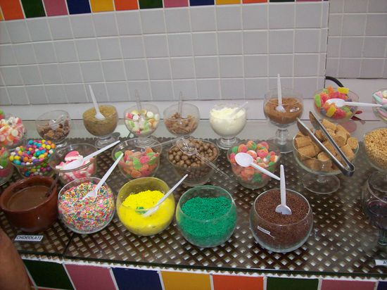 Und das ist nur ein kleiner Teil der Beilagen, die man zusätzlich auf sein Eis streuen kann.