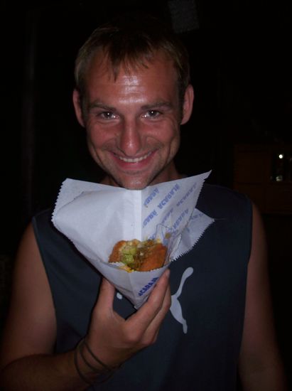 Acaraje - eine Spezialität, die es nur in der Gegend um Salvador de Bahia zu finden gibt. Gebacken oder frittierter Maismehlknödel, der mit Soßen, Gemüse und /oder Krabben gefüllt wird.