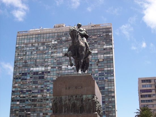 Statue Artigas (Nationalheld Uruguays), unterirdisch befindet sich das Mausoleum mit einer riesigen Urne, wo man leider keine Bilder machen durfte.