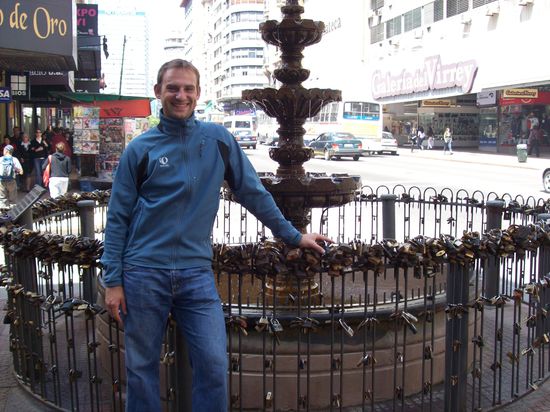 Ein Brunnen vollbehangen mit Schlössern. 
Die Legende besagt, dass wenn ein Liebespaar ein Schloss mit seinen Initialen an den Brunnen hängt, werden sie eines Tages wieder hierher zurückkehren und ihre Liebe wird für immer halten...