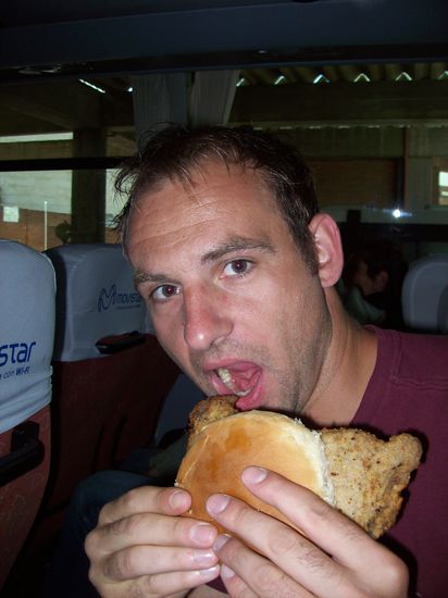 Und hier in Imbissform.
Im Endeffekt ist die Milanesa ein paniertes Scnitzel, das wahlweise mit Ei, Salat, Tomate, Pommes serviert wird, gerne dann auch im Brötchen.