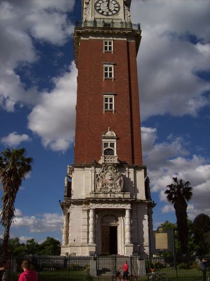 Der Monumental Tower (früher British Tower) war ein Geschenk von Großbritannien und wurde nach dem Faulklandkrieg umbenannt.