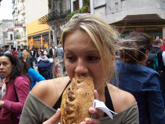 Empanada: Teigtasche mit den unterschiedlichsten Füllungen (Hackfleisch, Mozzarella, Tomate, Kräuter, Spinat, Gorgonzola, Hühnchen etc). Dieses Mal sogar mit Vollkorn.