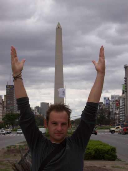 Der Obelisk (unweit unseres Hostels) bei Sturm inmitten der Hauptstraße...