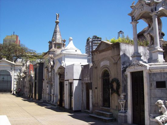 Eine absolute Attraktion, nicht nur für Touristen, ist der Friedhof Recoletta, hauptsächlich wegen des Grabes der landesweit vergötterten Evita.
Der Friedhof besteht aus Tausenden kleiner Mausoleen, ist somit also auch nur den besser Betuchten vorbehalten.