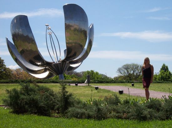 Die Blume schließt sich wie eine "echte" sobald die Sonne untergeht.