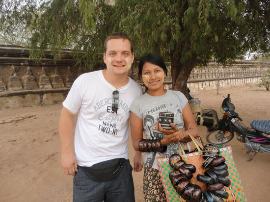 Vor einem Tempel in Bagan mit traditioneller Schminke 