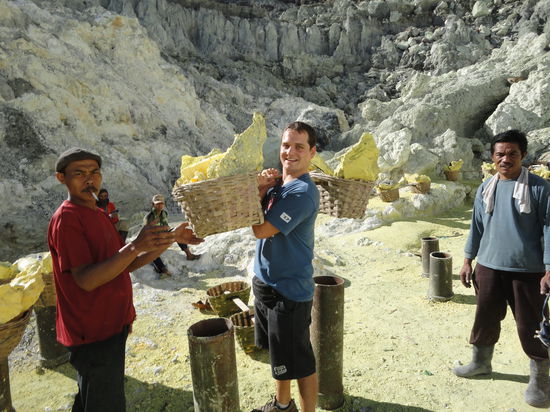 80 Kilogramm, ich konnte es gerade so heben... Die Arbeiter tragen dies stundenlang den Berg hinunter.