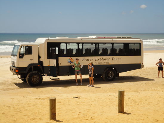 Mit diesem Gefaehrt reist man auf der groessten Sandinsel der Welt.