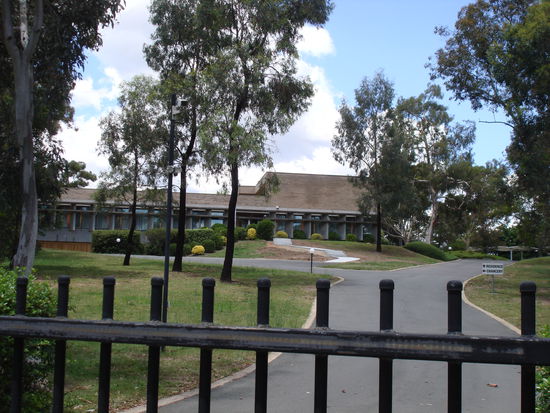 Schweizer Botschaft (jedes Land sollte seine Botschaft landestypisch bauen)
Die Schweiz sehr einfallslos (haben ein Challet erwartet!!!)