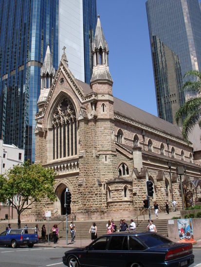 Alte Kirche zwischen Hochhäuser