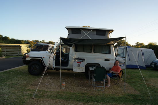 Unser Bushcamper mit ausgefahrener Küche und Mänu