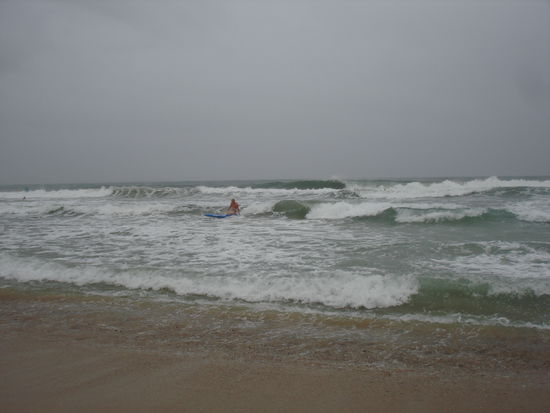 das schlechte Wetter hält die Surfer nicht ab...