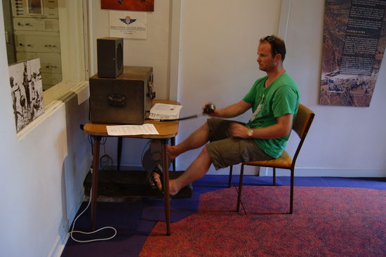 Mänu in Action beim Funken (anno 1950)... Da bleibt man trotz Bürojob fit...  (Man beachte die Peddale)