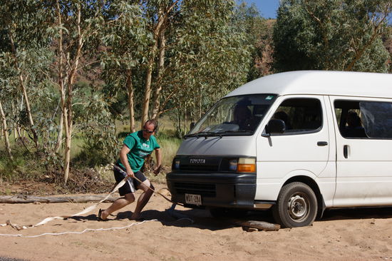 Ohne Mänu wäre der Kleinbus immer noch im Sand... 