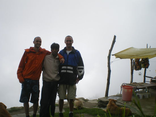 Mit unserem neuen Kumpel im Cafe auf 2500m