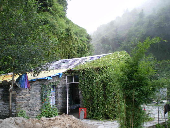 Cafe beim Wasserfall in Baghsu