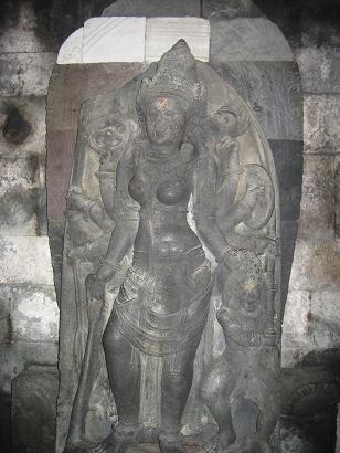heilige Statue im inneren eines Tempels