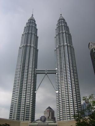 Die Petronas alleine...