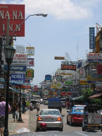 Die Khao Sao Road bei Tageslicht