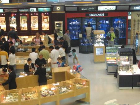 schaut aus wie eine Edelboutique, ist abr nur der Flughafen von Doha